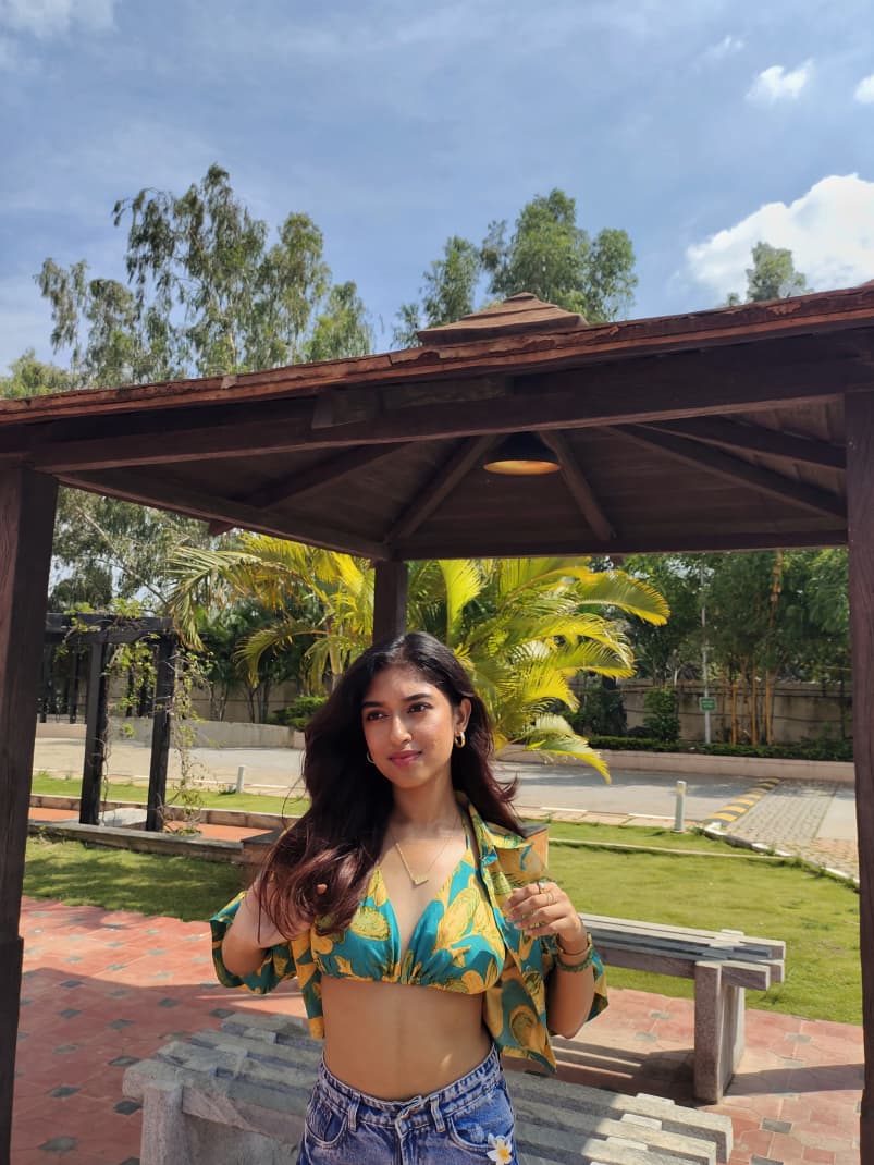 Island Glow combo: Crop shirt + Bikini set