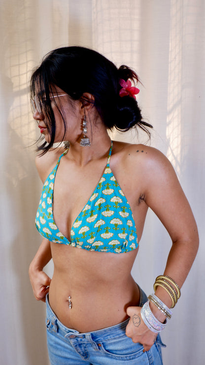  A versatile bikini top featuring a classic tie-up design
